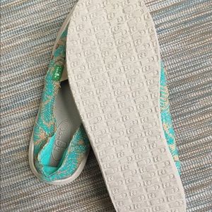 Sanuk loafers size 6